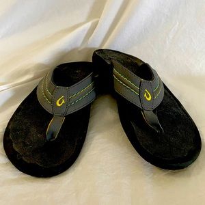 Never worn Olukai Mens flip flops
